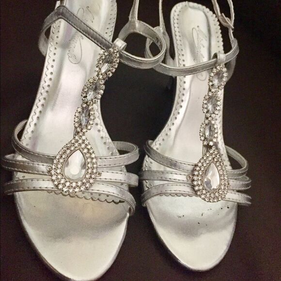 Beautiful silver shoes in size 7,5 - Picture 1 of 2